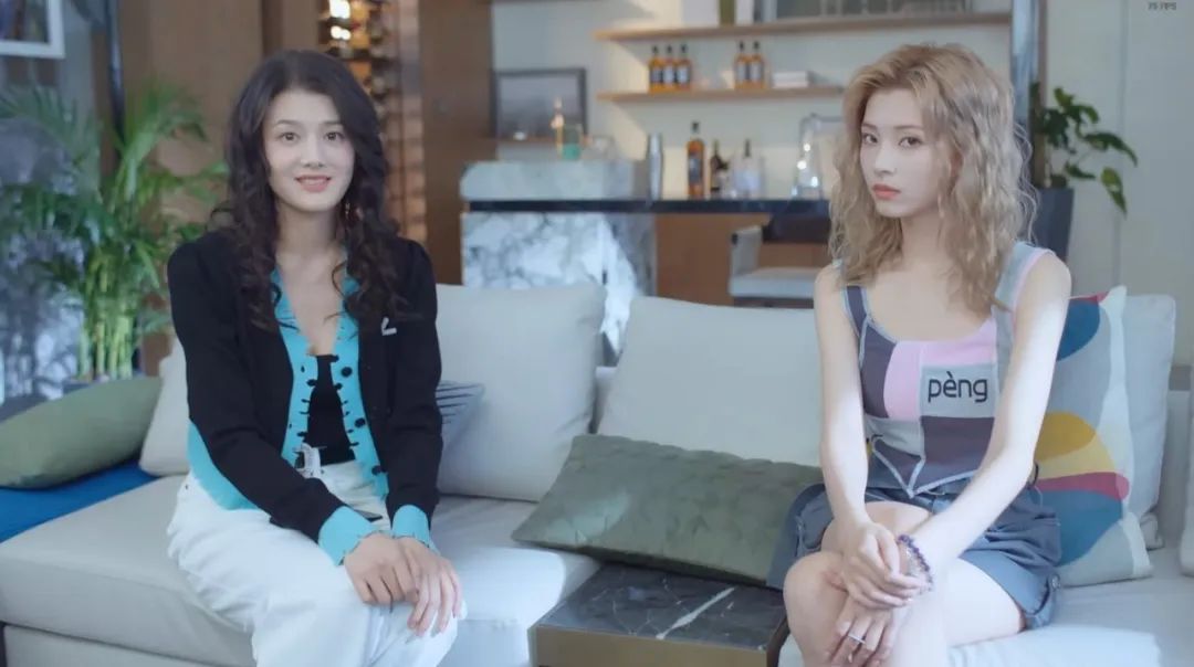 完蛋我被美女包围了